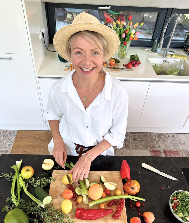 Clara Bilek in ihrer Küche beim Zubereiten von gesundem Essen